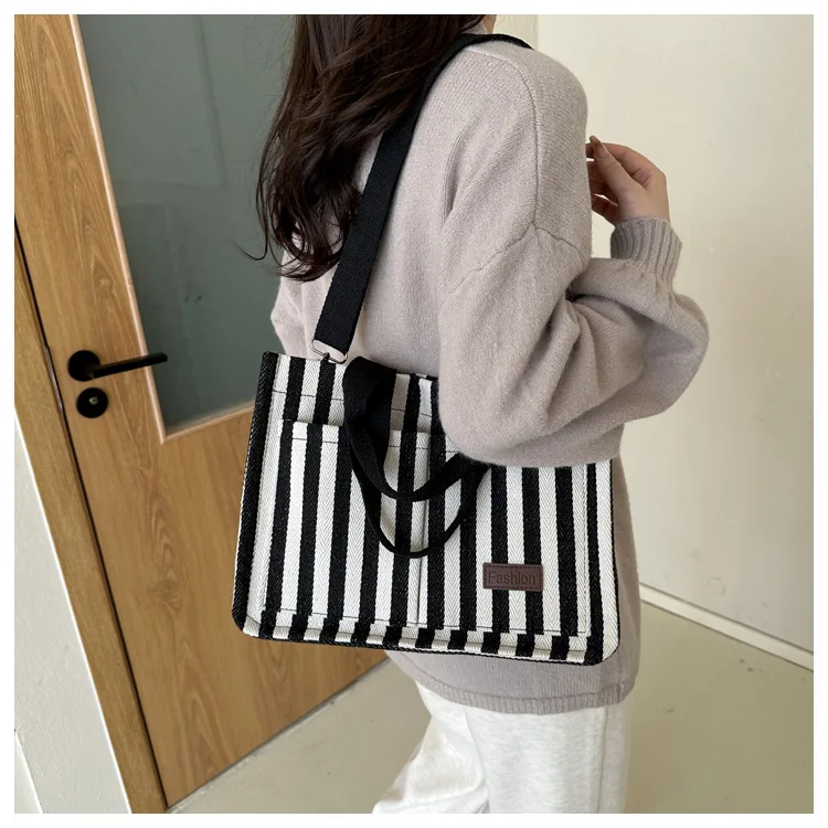 Полотняная сумка большой вместимости цвета столкновений, популярная полосатая сумка через плечо, модная многофункциональная сумка-тоут 
Полотняная сумка большой вместимости цвета столкновений, популярная полосатая сумка через плечо, модная многофункциональная сумка-тоут