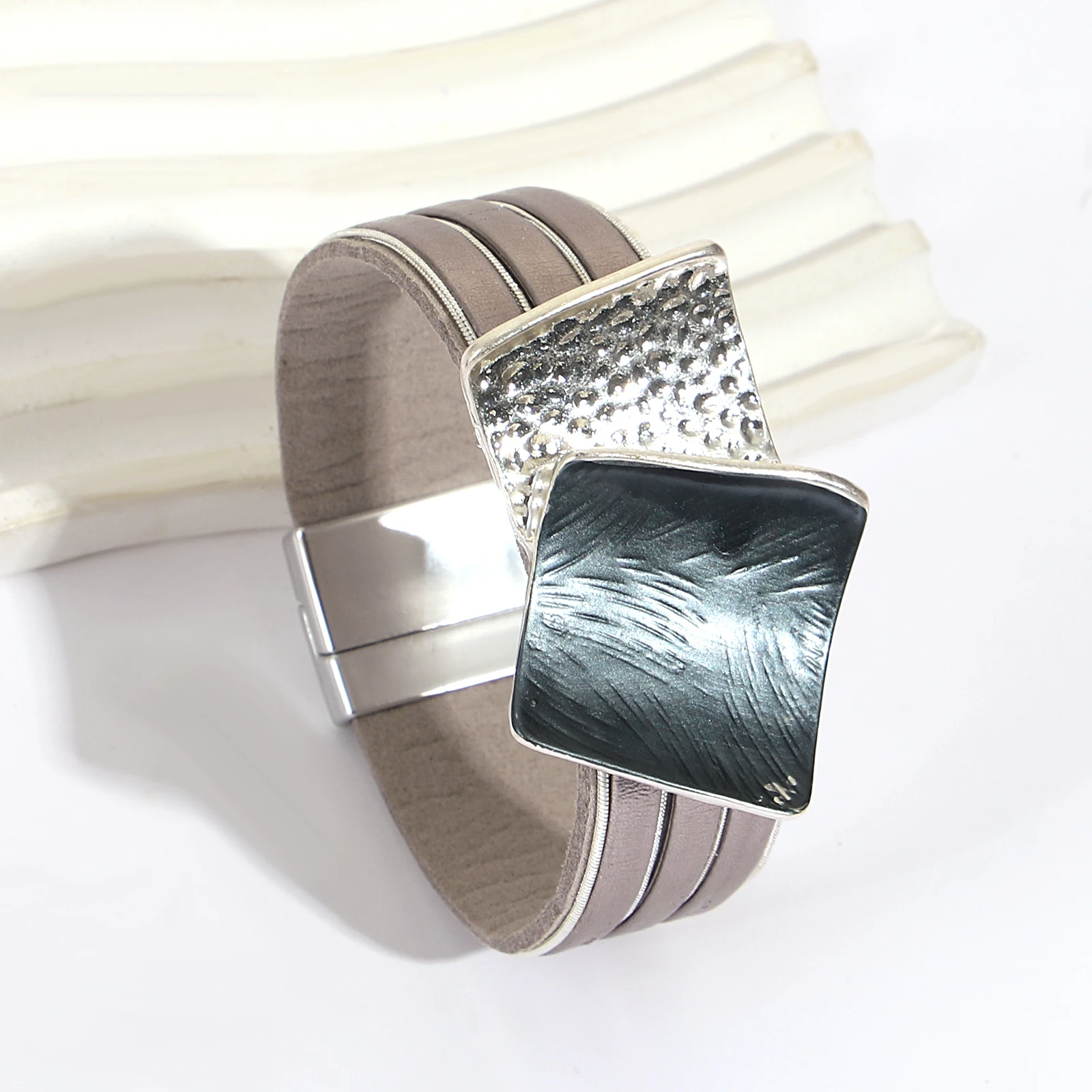 Amorcome Elegant Irregular Metal Leather Bracelet for Women Wrapping Magnetic Buckle Wide Bracelet for Daily Wear Jewelry Gift
Amorcome Elegant Irregular Metal Leather Bracelet for Women Wrapping Magnetic Buckle Wide Bracelet for Daily Wear Jewelry Gift