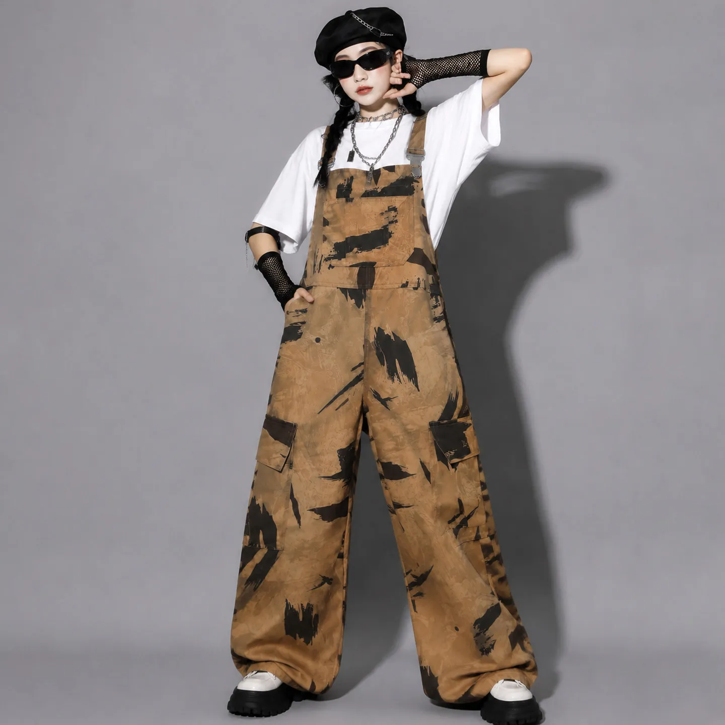 2026 White Tops Wide Leg Overalls Loose Camouflage Jumpsuit Suit Jazz Dance Costumes For Girls Boys Hip Hop Clothing DQS23320
2026 White Tops Wide Leg Overalls Loose Camouflage Jumpsuit Suit Jazz Dance Costumes For Girls Boys Hip Hop Clothing DQS23320