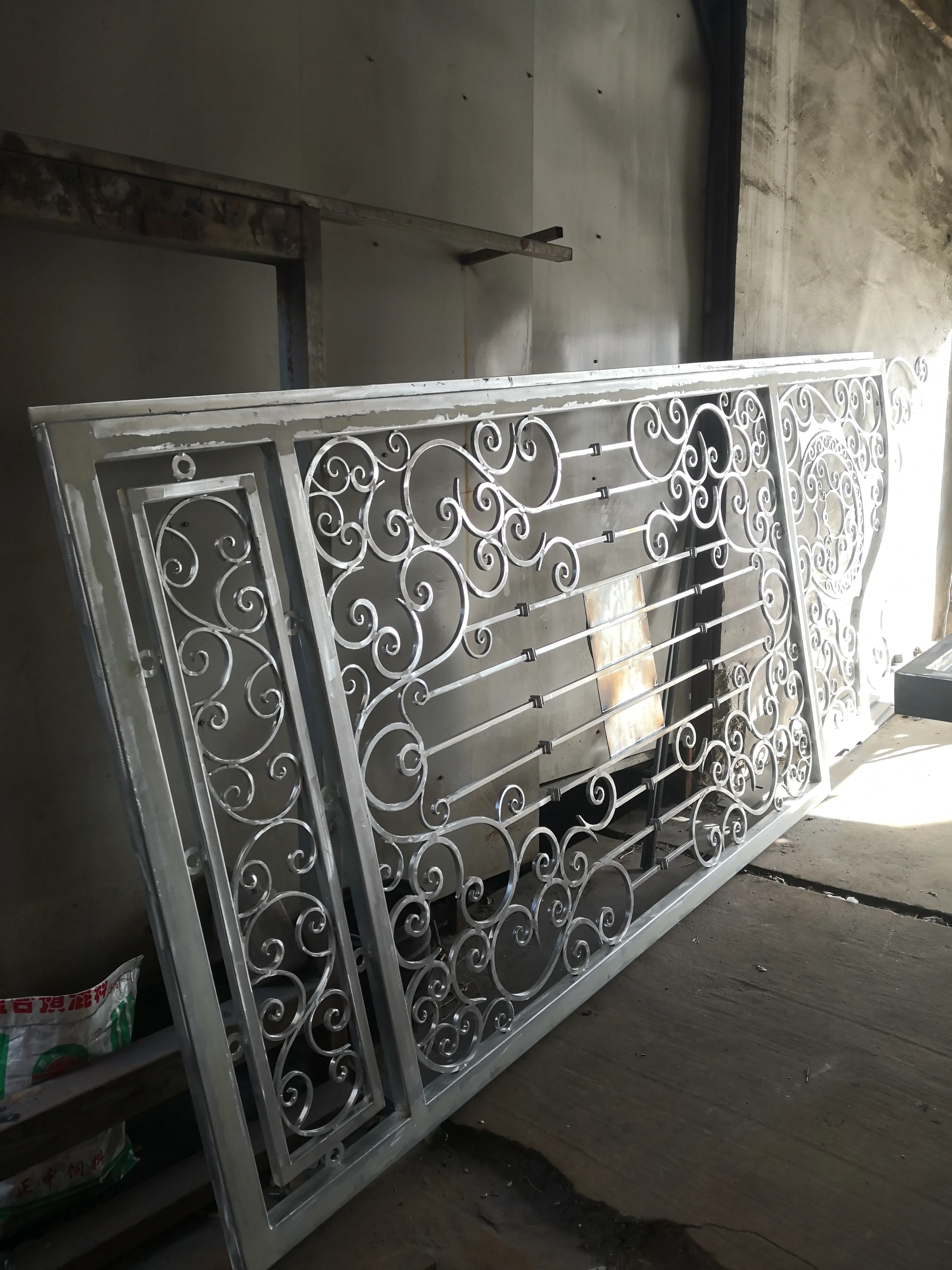 Luxury Wrought Iron Gate 16′ Metal Front Cancello Automatico Portail Electrique Driveway Gates Motorized Swing Gate
Luxury Wrought Iron Gate 16′ Metal Front Cancello Automatico Portail Electrique Driveway Gates Motorized Swing Gate