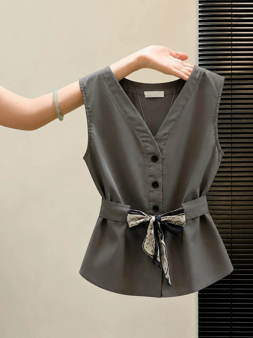 Slimming V-Neck Sleeveless Shirt Commuter Style Single Button Waist Cinched Versatile Top for Women Summer Fashion 2026
Slimming V-Neck Sleeveless Shirt Commuter Style Single Button Waist Cinched Versatile Top for Women Summer Fashion 2026