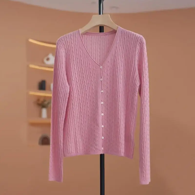 Early Autumn Women's Knitted Long Sve Casual Top Faionable Twist Design Single Button Casual Versatile Long Sve Top
Early Autumn Women's Knitted Long Sve Casual Top Faionable Twist Design Single Button Casual Versatile Long Sve Top