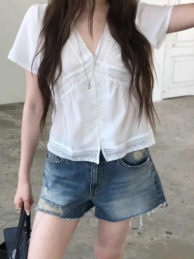 Elegant Slimming V-neck Lace Patchwork Short Sleeve Shirt Women's Gentle Style Single Button Fashion Top Dongda Gate
Elegant Slimming V-neck Lace Patchwork Short Sleeve Shirt Women's Gentle Style Single Button Fashion Top Dongda Gate