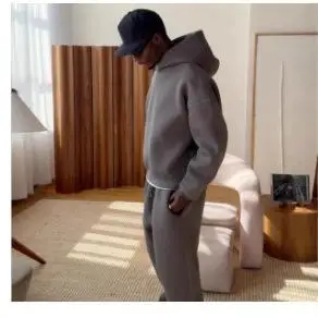 Повседневный простой спортивный комплект для пар: худи и брюки свободного кроя однотонного цвета, для всех сезонов
Повседневный простой спортивный комплект для пар: худи и брюки свободного кроя однотонного цвета, для всех сезонов