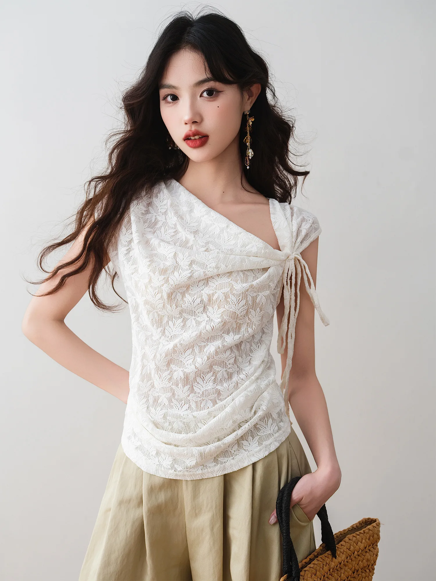 Летняя женская блузка Ronron с кружевной вышивкой, приталенная, с оборками, новинка 2025 года, модный дизайн с подвернутым подолом
Летняя женская блузка Ronron с кружевной вышивкой, приталенная, с оборками, новинка 2025 года, модный дизайн с подвернутым подолом