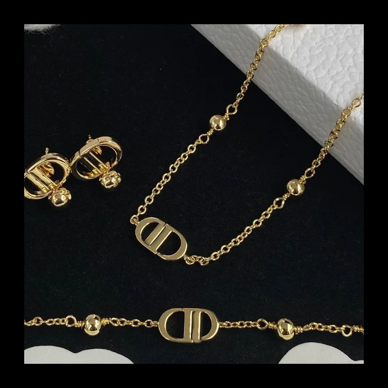 Ожерелье Dijia с буквенным компакт-диском в стиле ретро, изысканный простой браслет, 24-летний новый нишевый дизайн, комплект цепочек в стиле ретро для женщин
Ожерелье Dijia с буквенным компакт-диском в стиле ретро, изысканный простой браслет, 24-летний новый нишевый дизайн, комплект цепочек в стиле ретро для женщин