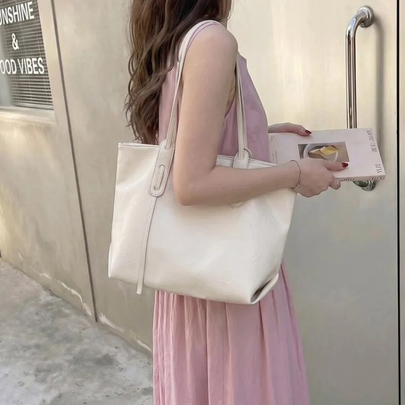 Trendy Design Women Messenger Bag Premium Leather Popular Classic Elegant Style Daily Travel Leisure Bag
Trendy Design Women Messenger Bag Premium Leather Popular Classic Elegant Style Daily Travel Leisure Bag