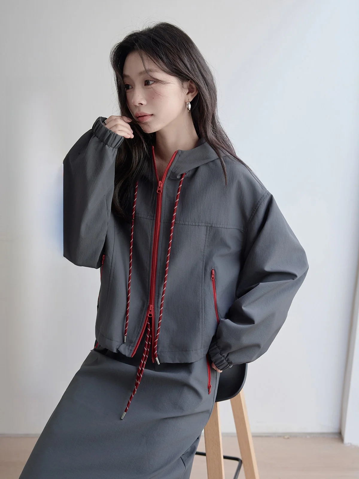 Женская толстовка HuiXi с капюшоном и шнурком, повседневная, весна 2026, уникальный дизайн, универсальный топ для города, свободный крой, длинный рукав
Женская толстовка HuiXi с капюшоном и шнурком, повседневная, весна 2026, уникальный дизайн, универсальный топ для города, свободный крой, длинный рукав