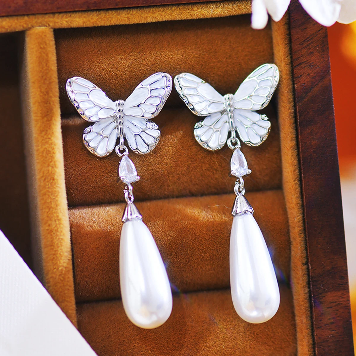 Earrings For Women French Butterfly Long Water Drop Pearl Zircon Face Showing Small Lightweight Luxury High-End Daily Ear Clips
Earrings For Women French Butterfly Long Water Drop Pearl Zircon Face Showing Small Lightweight Luxury High-End Daily Ear Clips