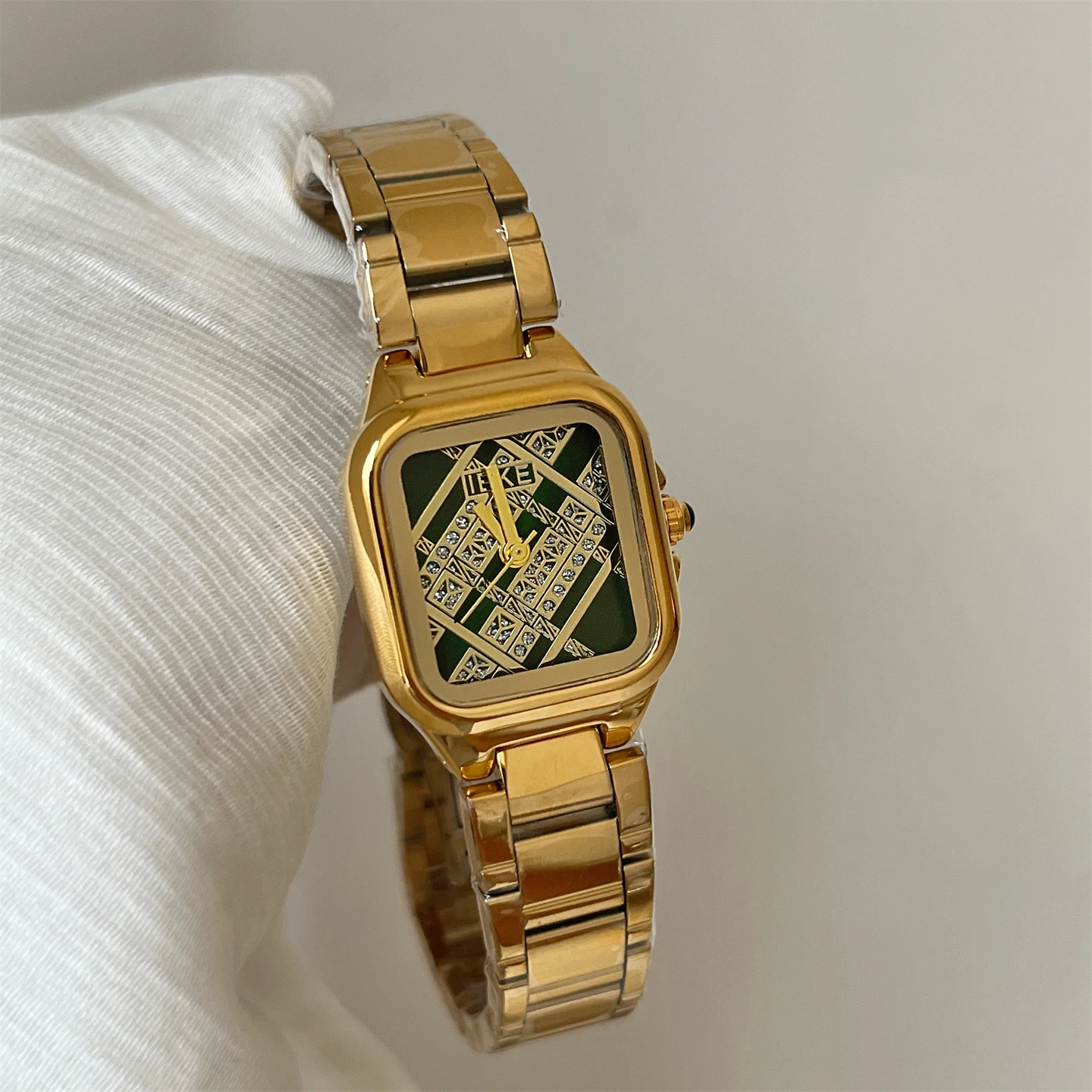 Classic checkered square steel band watch for women, high-value, exquisite, trendy, versatile and fashionable women's wristwatch
Classic checkered square steel band watch for women, high-value, exquisite, trendy, versatile and fashionable women's wristwatch