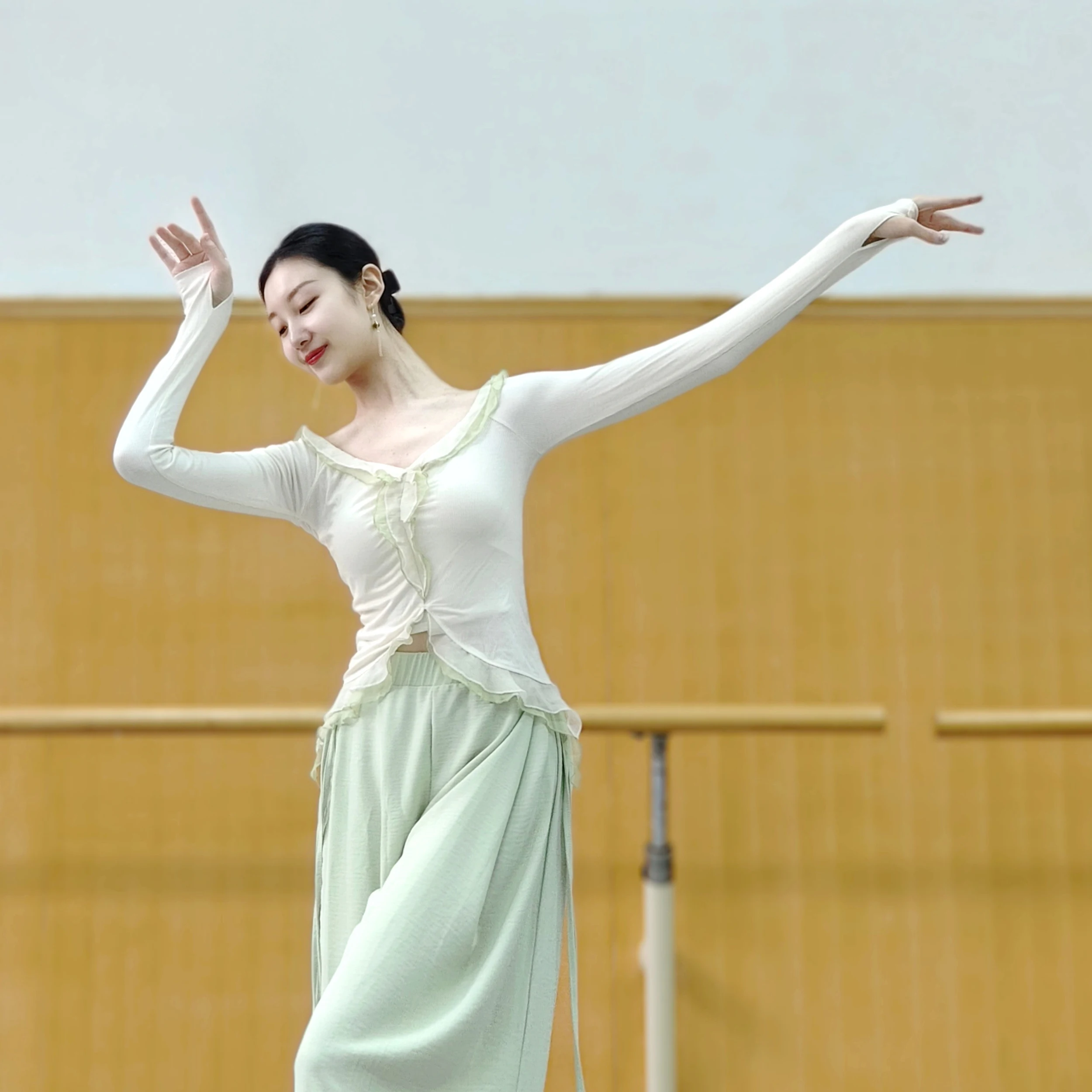 Classical dance gauze Chinese dance costume body rhyme body suit top women's new spring and summer practice suit
Classical dance gauze Chinese dance costume body rhyme body suit top women's new spring and summer practice suit