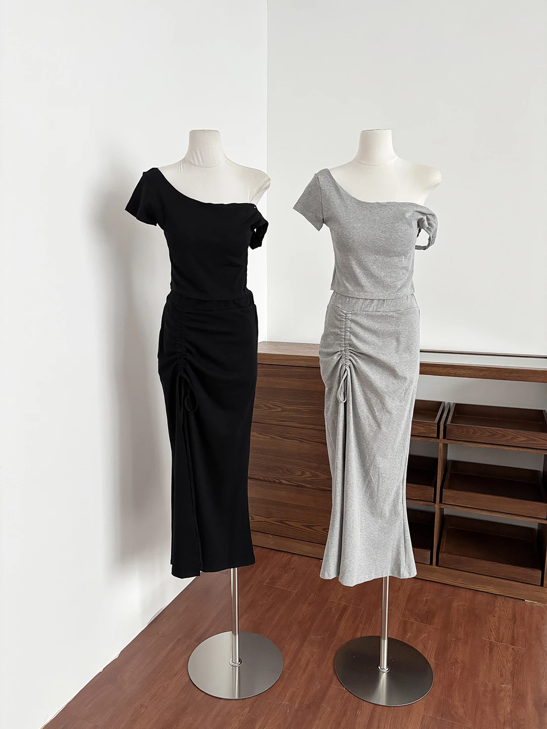 Korean Style Sexy Asymmetrical Shoulder Short Sleeve T-Shirt with Chest Pad High Waist Fish Tail Midi Skirt Women's Set Summe...
Korean Style Sexy Asymmetrical Shoulder Short Sleeve T-Shirt with Chest Pad High Waist Fish Tail Midi Skirt Women's Set Summe...