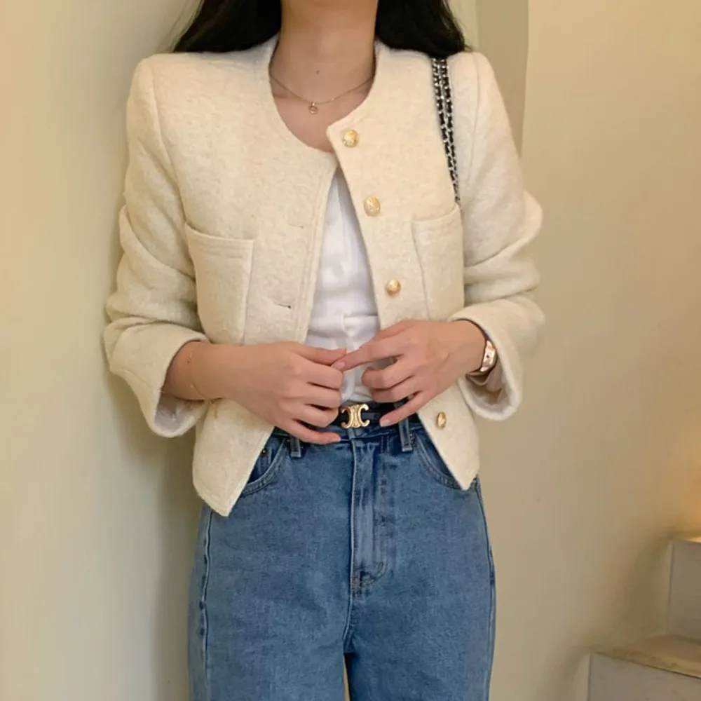 Spring 2026 Chic Metal Single Button Loose Faionable Double ket Long Sve Little Bla Dr Sle Outerwear for Women
Spring 2026 Chic Metal Single Button Loose Faionable Double ket Long Sve Little Bla Dr Sle Outerwear for Women