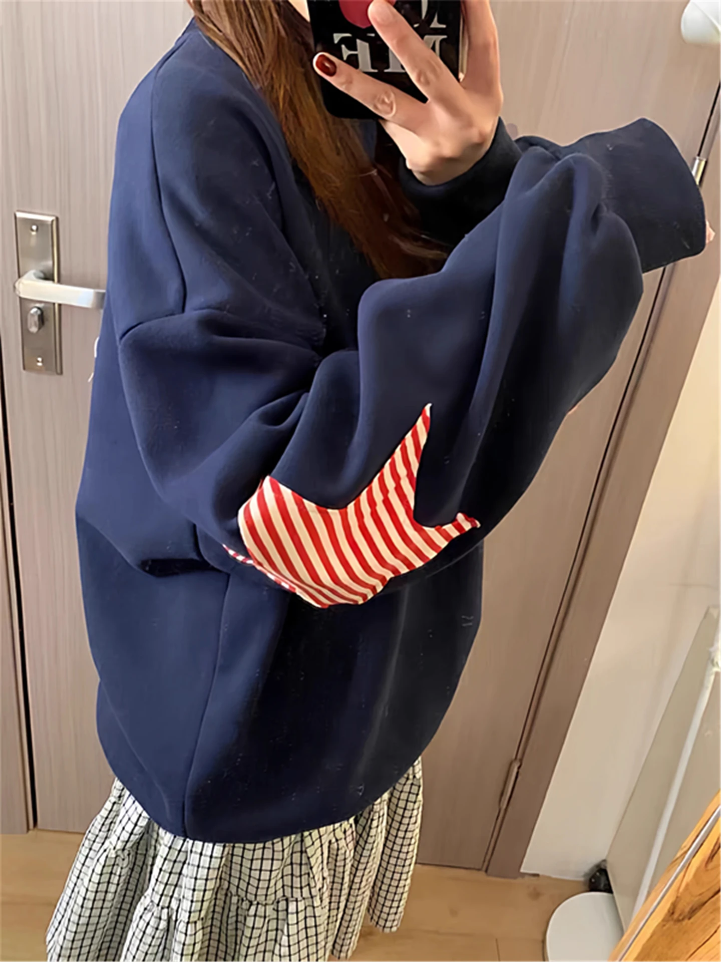 Retro American round Neck Hoodless Sweatshirt Women's Loose Thickened Fleece Autumn Winter New Style Loose Fit Overhead Top
Retro American round Neck Hoodless Sweatshirt Women's Loose Thickened Fleece Autumn Winter New Style Loose Fit Overhead Top