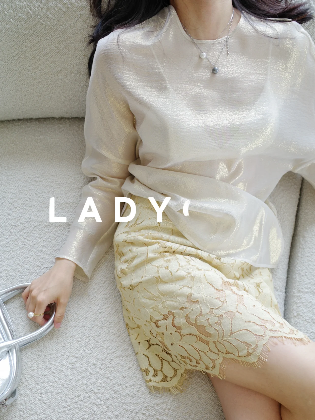 Элегантная шелковая блузка с длинным рукавом LadyChi: с золотой нитью, жемчужными пуговицами, мягкий шелковистый топ для женщин, повседневный стиль, свободный крой
Элегантная шелковая блузка с длинным рукавом LadyChi: с золотой нитью, жемчужными пуговицами, мягкий шелковистый топ для женщин, повседневный стиль, свободный крой