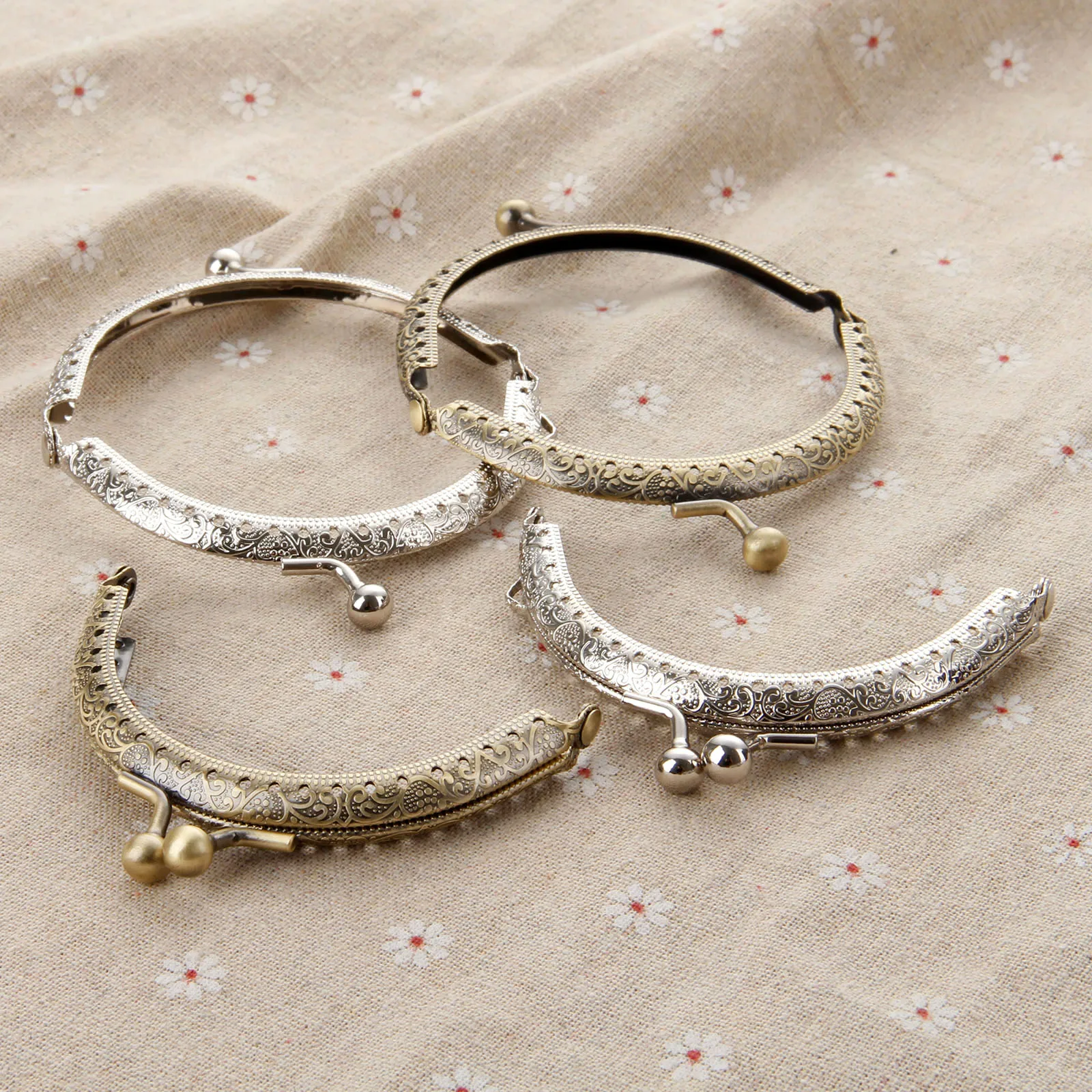 1pc 8.5cm Purse Frame for Purse Handle Clutch Bag Handbag Accessories Kiss Clasp Lock DIY
1pc 8.5cm Purse Frame for Purse Handle Clutch Bag Handbag Accessories Kiss Clasp Lock DIY