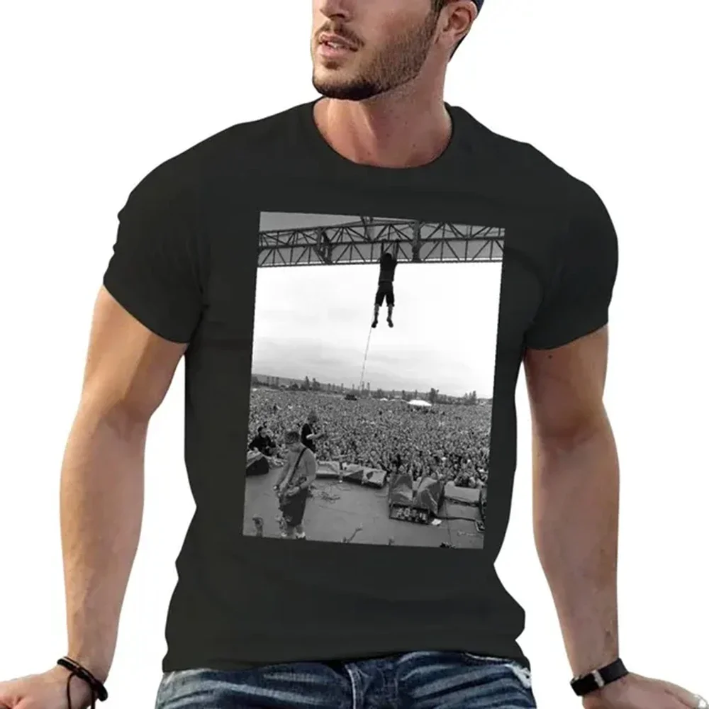 Men's fun printed T-shirt hanging on the viaduct, men's summer wear 100% cotton casual fashion short sleeve summer wear
Men's fun printed T-shirt hanging on the viaduct, men's summer wear 100% cotton casual fashion short sleeve summer wear