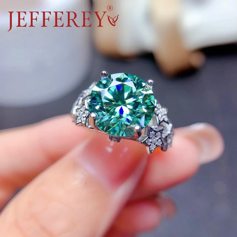S925 Silver 5CT Round Women Ring Inlaid D VVS Green Moissanite Diamond Wedding Band White Gold Couples Luxury Party Jewelry Gift
S925 Silver 5CT Round Women Ring Inlaid D VVS Green Moissanite Diamond Wedding Band White Gold Couples Luxury Party Jewelry Gift