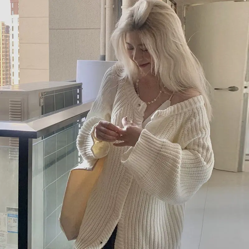 Autumn New Fashionable Casual High Quality White Cardigan Sweater Retro Elegant Exquisite Comfortable Loose Popular Women's Top
Autumn New Fashionable Casual High Quality White Cardigan Sweater Retro Elegant Exquisite Comfortable Loose Popular Women's Top