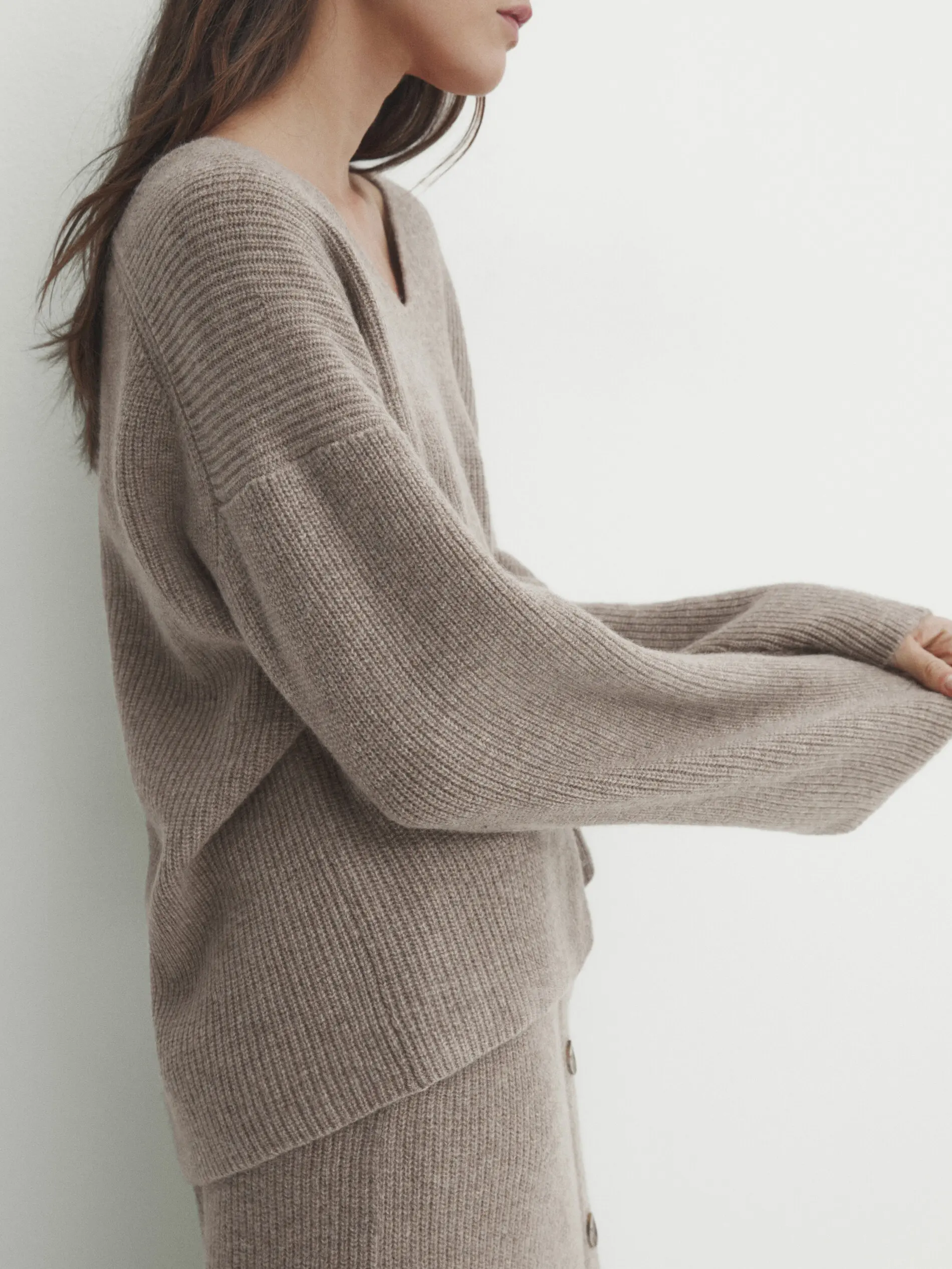 Ethereal MD 2025 massidutti spring new style of French casual slouchy wool blend reverse stitch V-neck knitwear
Ethereal MD 2025 massidutti spring new style of French casual slouchy wool blend reverse stitch V-neck knitwear