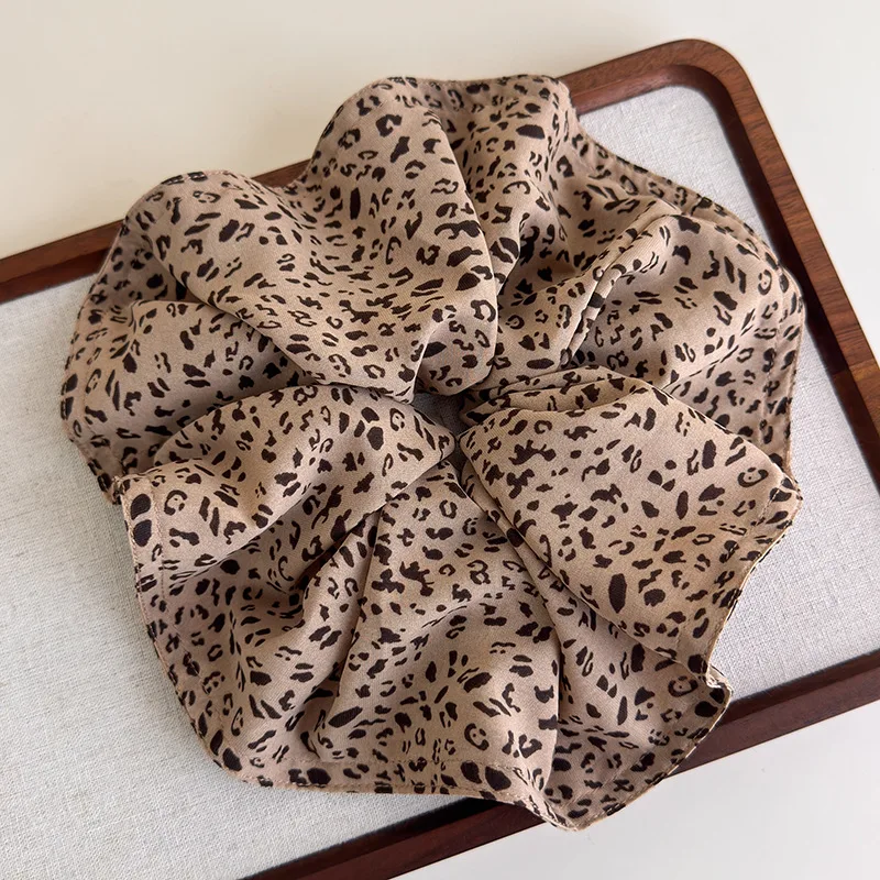 Retro Leopard Print Large Hair Scrunchies Sweet Cool Y2K Headbands for Women Girls Sweet Hair Rope Rubber Band Hair Accessories
Retro Leopard Print Large Hair Scrunchies Sweet Cool Y2K Headbands for Women Girls Sweet Hair Rope Rubber Band Hair Accessories
