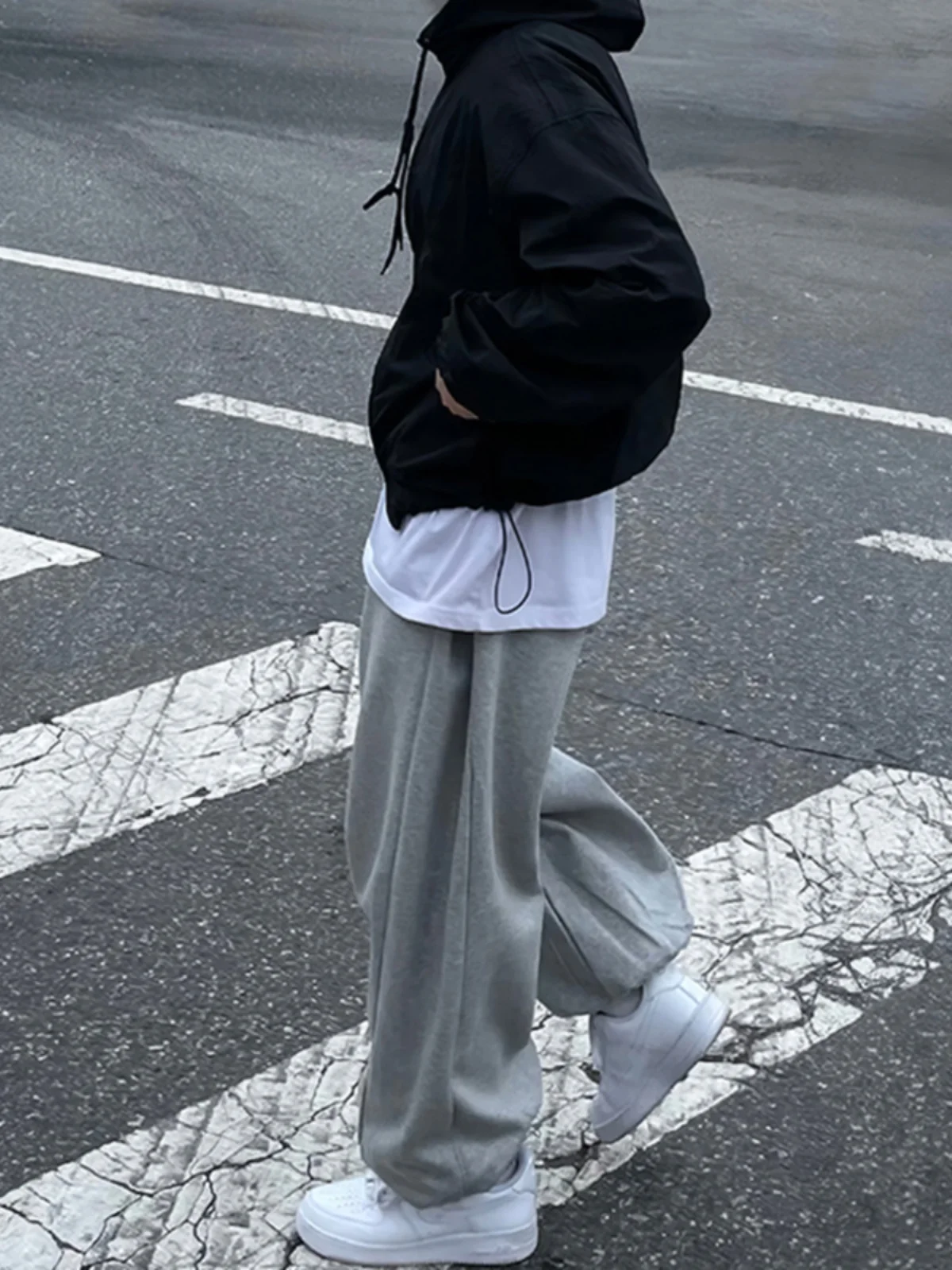 Мужские спортивные брюки свободного кроя из плотного драпирующегося материала, повседневные, в стиле хип-хоп, оверсайз, длинные, дышащие, из хлопка.
Мужские спортивные брюки свободного кроя из плотного драпирующегося материала, повседневные, в стиле хип-хоп, оверсайз, длинные, дышащие, из хлопка.