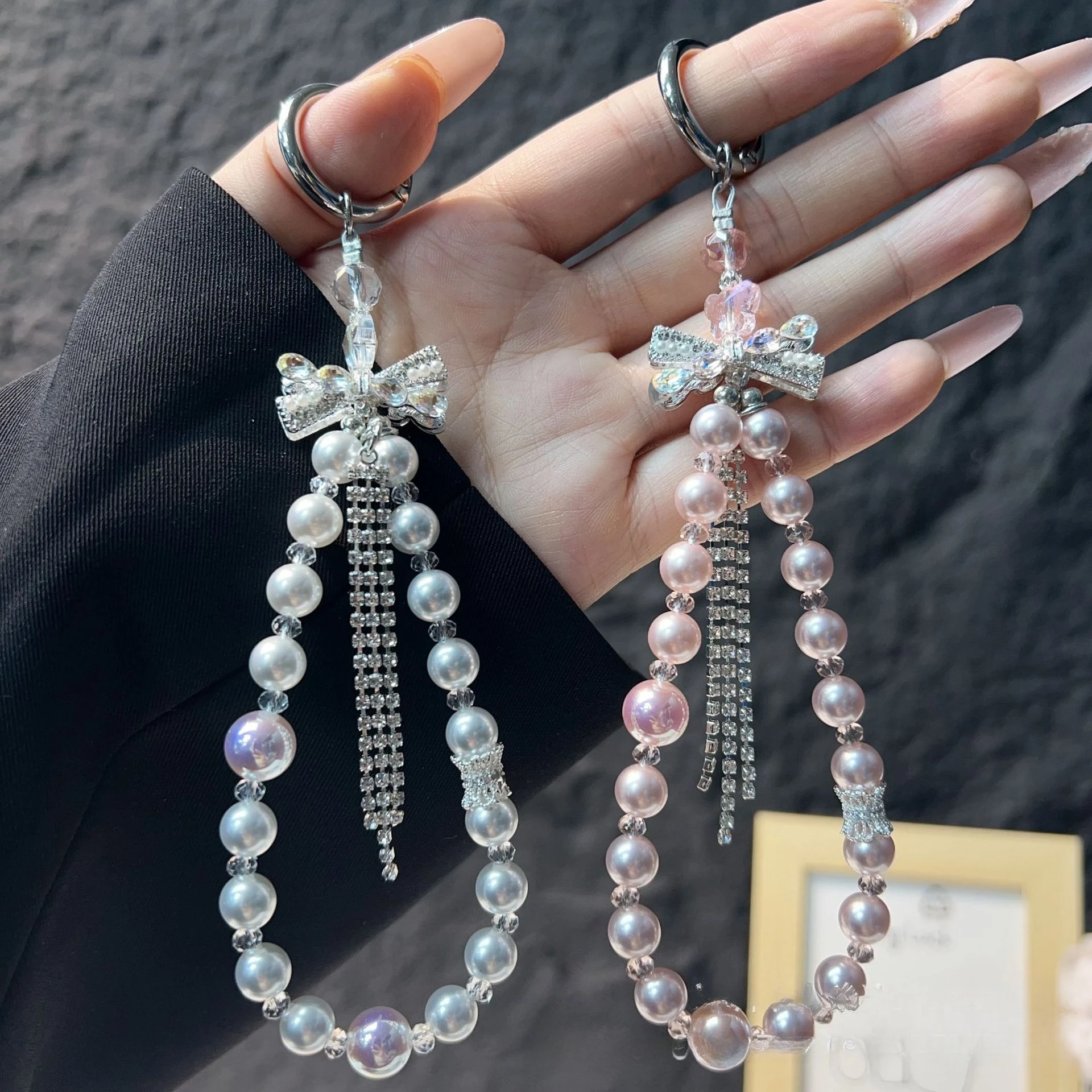 Luxury High-End Flash Pearl Bow Tassel Mobile Phone Strap Crystal Beaded Mobile Phone Lanyard Short Wrist Holding Phone Chain
Luxury High-End Flash Pearl Bow Tassel Mobile Phone Strap Crystal Beaded Mobile Phone Lanyard Short Wrist Holding Phone Chain