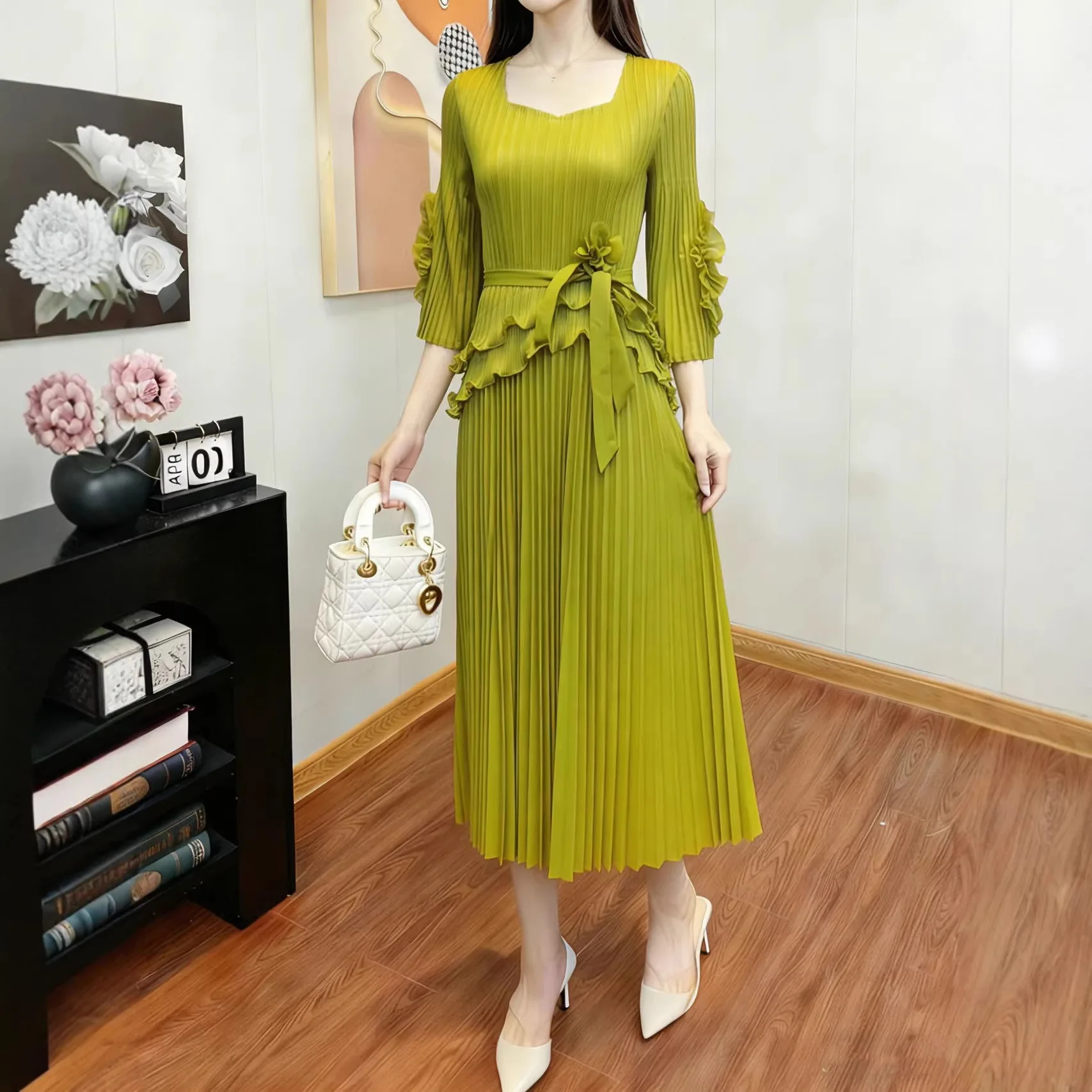 Miyake Women's Set Fashionable Hot Stamping Rolled Edge and Floral Design Tied Up Top High Waist Long Pleated Skirt 2026
Miyake Women's Set Fashionable Hot Stamping Rolled Edge and Floral Design Tied Up Top High Waist Long Pleated Skirt 2026