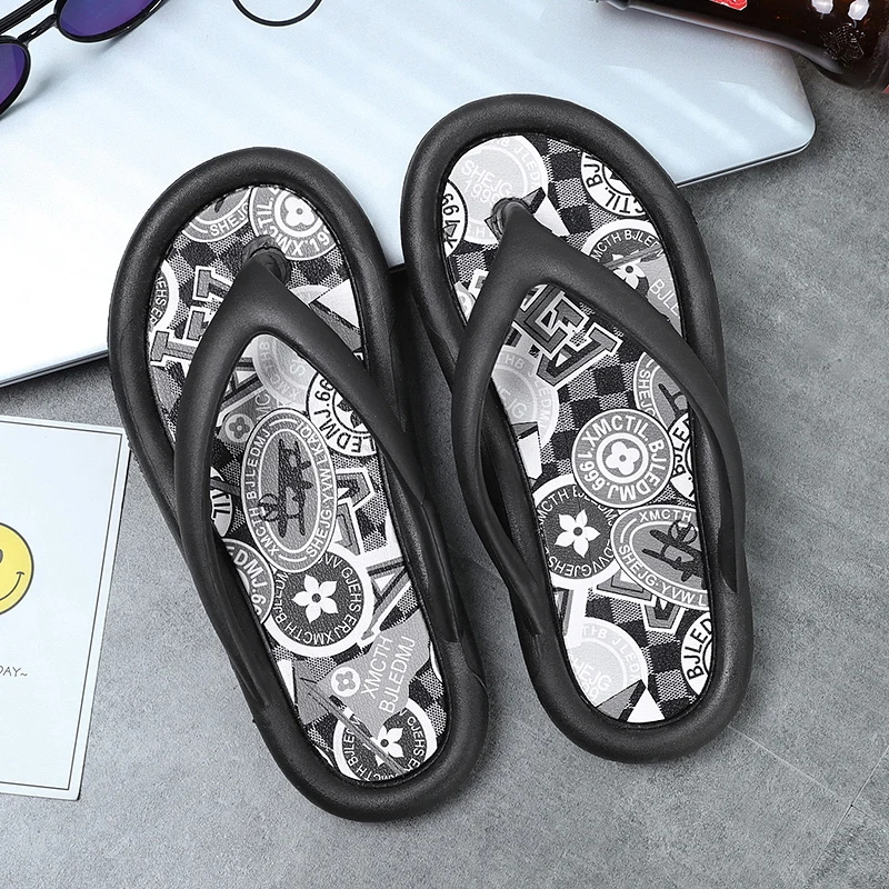 Пара новых летних шлепанцев для пар, нескользящая, износостойкая пляжная обувь, удобные, простые и модные тапочки для верхней одежды.
Пара новых летних шлепанцев для пар, нескользящая, износостойкая пляжная обувь, удобные, простые и модные тапочки для верхней одежды.