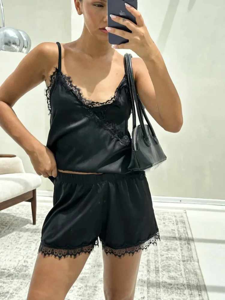 Chic Lace Patchwork Shorts Set Women Sleeveless Off-shoulder V-neck Irregular Loose Vest Sets 2026 Lady Vacation Street Outfits
Chic Lace Patchwork Shorts Set Women Sleeveless Off-shoulder V-neck Irregular Loose Vest Sets 2026 Lady Vacation Street Outfits