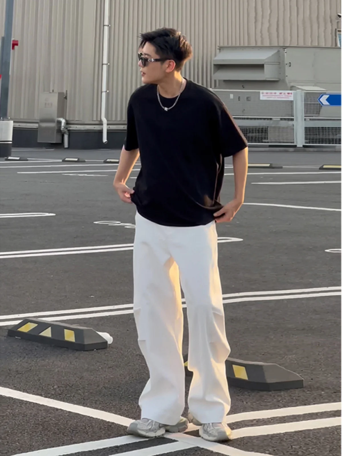 Белые мужские брюки с высокой талией, драпированные, прямого кроя, быстросохнущие, летние, тонкие, в американском стиле, повседневные, дышащие, рабочие
Белые мужские брюки с высокой талией, драпированные, прямого кроя, быстросохнущие, летние, тонкие, в американском стиле, повседневные, дышащие, рабочие