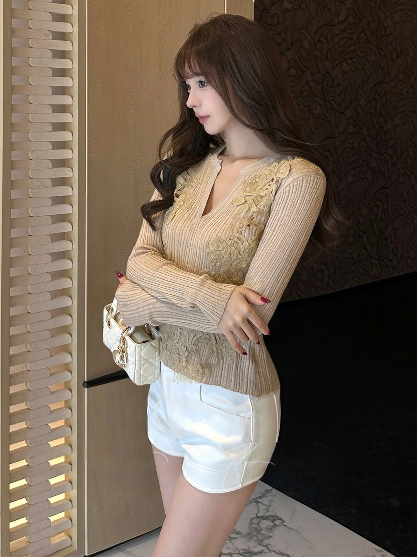 Manda Estate Lace Knit Long Sleeve V-neck Women's Slim Fit Top Waist-cinching Outerwear Base Layer Shirt Commute Style
Manda Estate Lace Knit Long Sleeve V-neck Women's Slim Fit Top Waist-cinching Outerwear Base Layer Shirt Commute Style