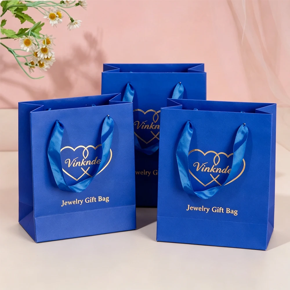 Custom Logo Navy Blue Jewelry Handbag Paper Lipstick Cosmetics Gift Packaging Bag Ring Earrings Necklace Case Storage Organizer
Custom Logo Navy Blue Jewelry Handbag Paper Lipstick Cosmetics Gift Packaging Bag Ring Earrings Necklace Case Storage Organizer