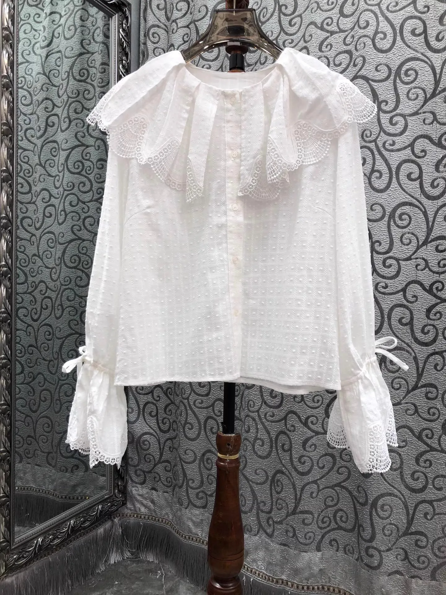 New Arrival Shirts 2026 Spring Summer Designer Fashion Blouses Lady Peter Pan Collar Lace Embroidery Flare Sleeve White Shirts
New Arrival Shirts 2026 Spring Summer Designer Fashion Blouses Lady Peter Pan Collar Lace Embroidery Flare Sleeve White Shirts