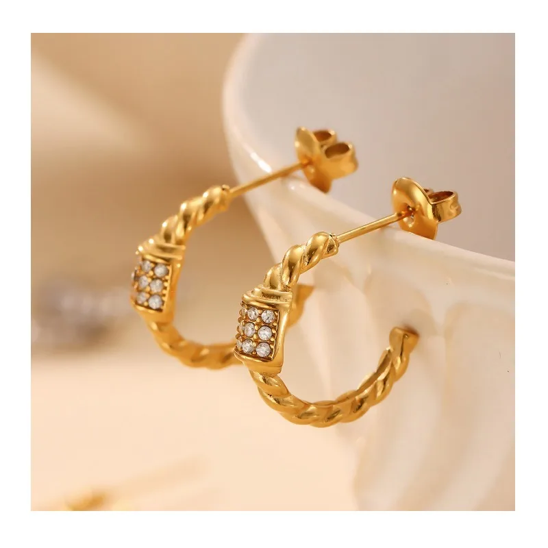 Seattle Zircon Super Flash Small Diamond Twist Line Earrings Plated with Real Gold Exquisite Small Stud Earrings for Women
Seattle Zircon Super Flash Small Diamond Twist Line Earrings Plated with Real Gold Exquisite Small Stud Earrings for Women