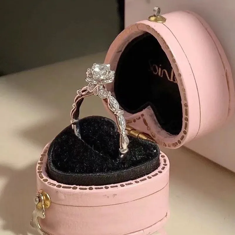 Кольцо-букет, женское кольцо с муассанитом 0,3 карата, платина PT950 — прочный платиновый ремешок, надежная установка для букета, длительный блеск
Кольцо-букет, женское кольцо с муассанитом 0,3 карата, платина PT950 — прочный платиновый ремешок, надежная установка для букета, длительный блеск