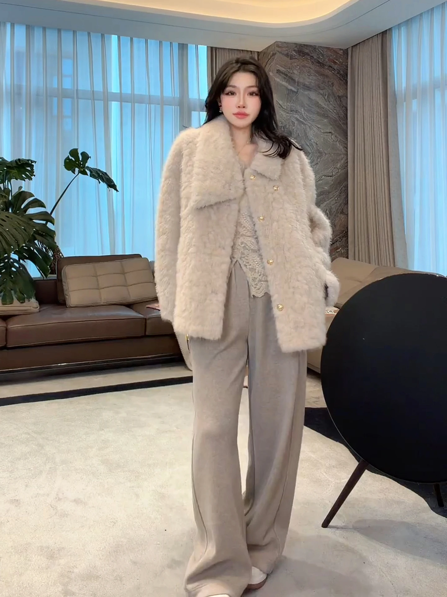 Теплая модная куртка из искусственного меха высокой плотности, универсальное зимнее пальто в стиле Old Money для женщин, бренд MEHOMEYANG, грушевидный крой
Теплая модная куртка из искусственного меха высокой плотности, универсальное зимнее пальто в стиле Old Money для женщин, бренд MEHOMEYANG, грушевидный крой