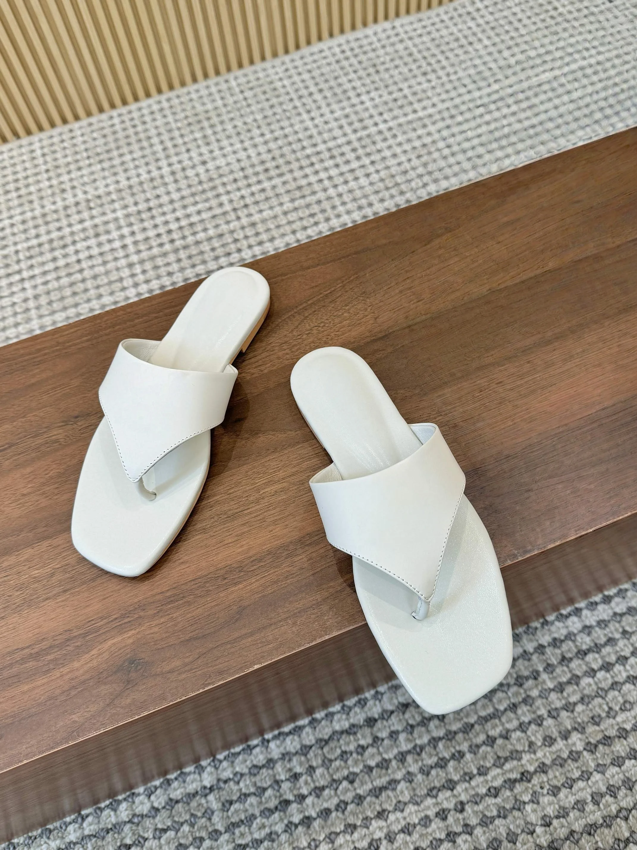 Luxury Brand Flip-flops Unisex Casual Footwear Sandals Premium Outdoor Sandals Indoor Slippers Beach Footwear Cowhide Upper
Luxury Brand Flip-flops Unisex Casual Footwear Sandals Premium Outdoor Sandals Indoor Slippers Beach Footwear Cowhide Upper
