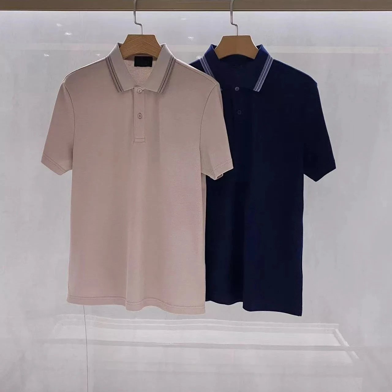 Italian gentleman Bri embroidered short-sleeved business contrasting color lapel breathable POLO shirt
Italian gentleman Bri embroidered short-sleeved business contrasting color lapel breathable POLO shirt