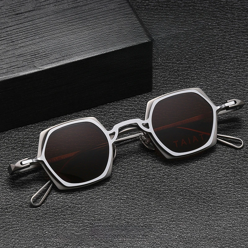 New Personality Magnetic Absorption Pure Titanium Rack Sunglasses Male Polarizer Retro Trend UV400 Protective SUNGLASSES Women
New Personality Magnetic Absorption Pure Titanium Rack Sunglasses Male Polarizer Retro Trend UV400 Protective SUNGLASSES Women
