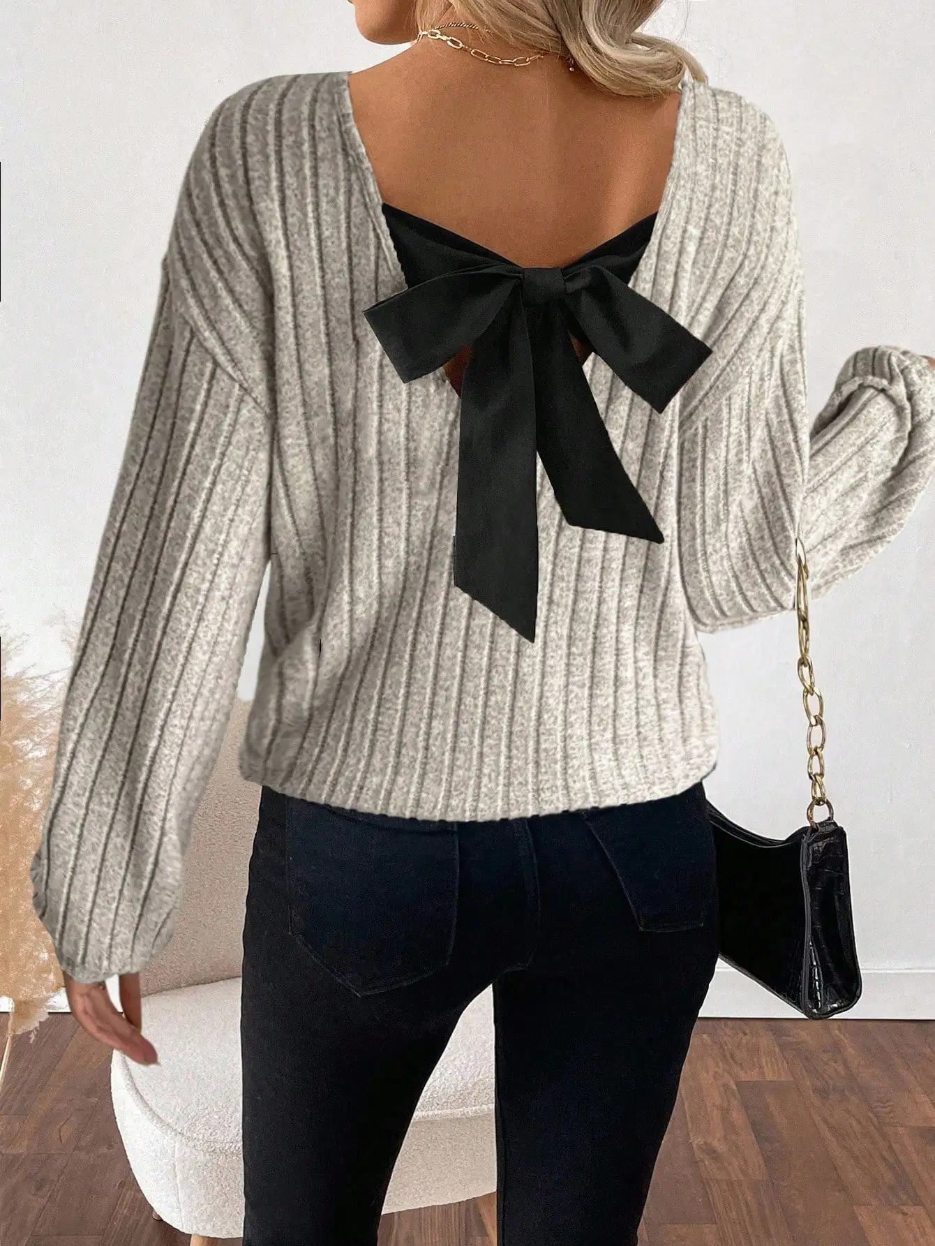 Женский топ с V-образным вырезом, длинными рукавами и бантом на спине
Женский топ с V-образным вырезом, длинными рукавами и бантом на спине