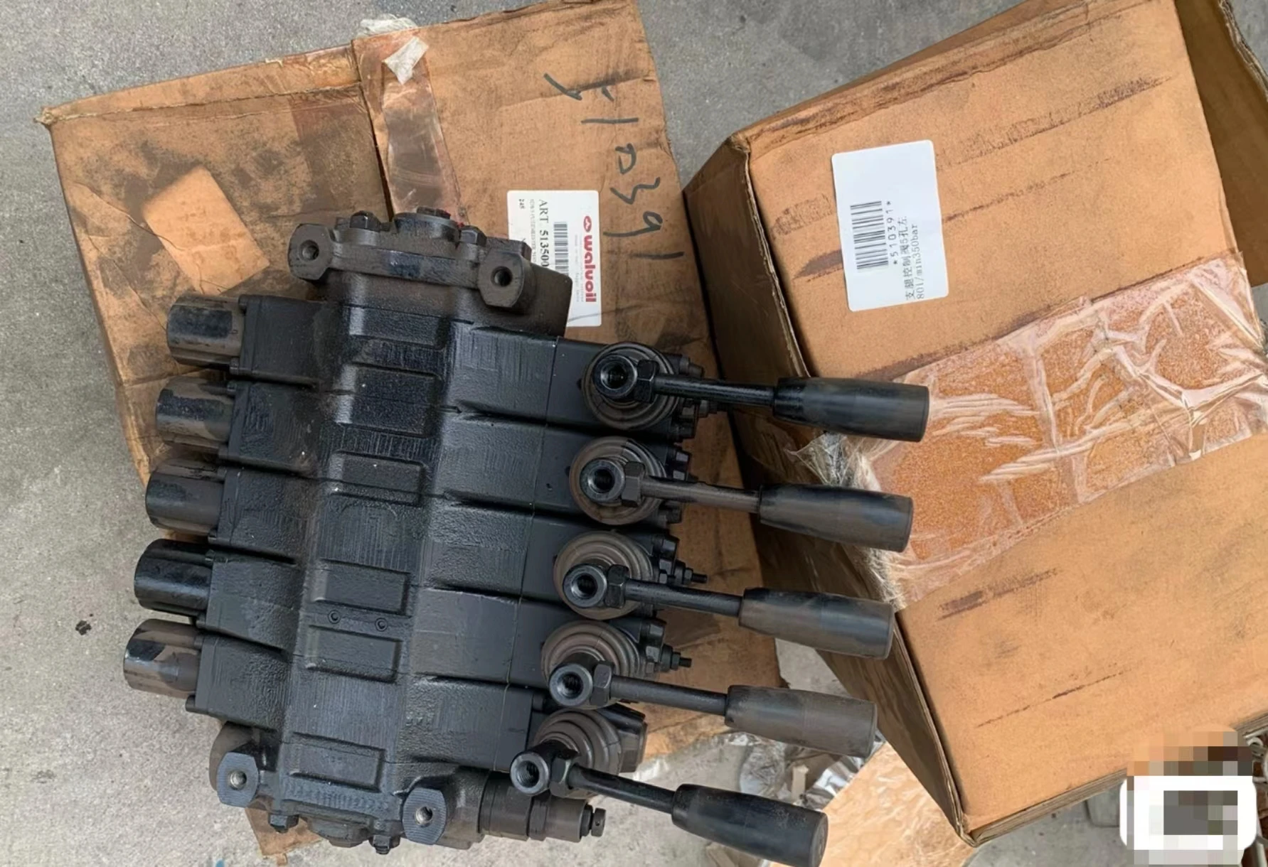 Putzmeister concrete pump truck leg control valve (5 holes) 510391 (For 49 meters)
Putzmeister concrete pump truck leg control valve (5 holes) 510391 (For 49 meters)