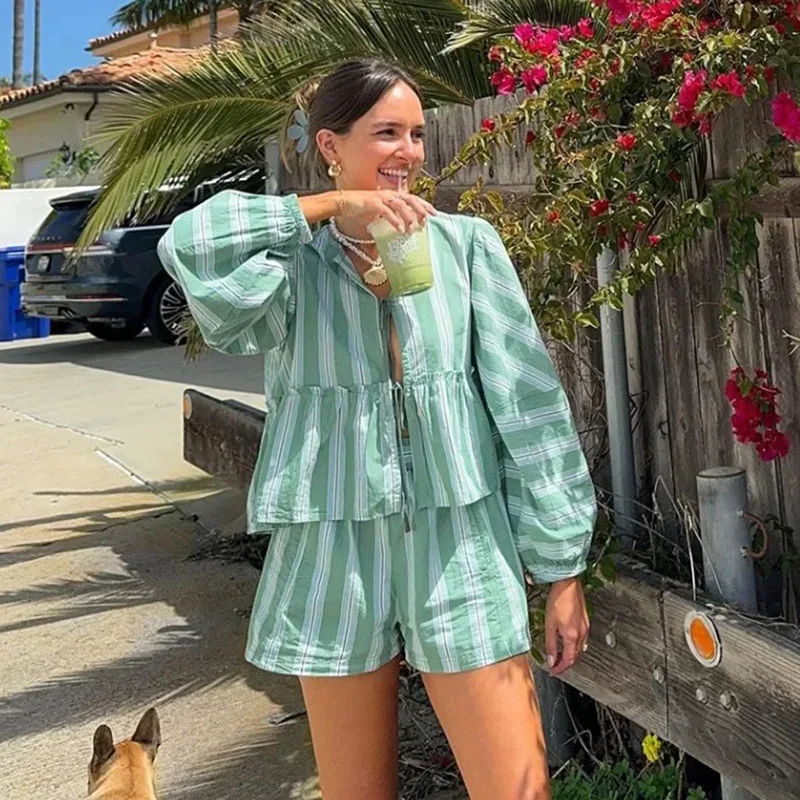 Винтажные шорты в полоску с принтом, женские повседневные свободные рубашки на шнуровке с рукавами-фонариками, летние широкие короткие брюки, комплект из 2 предметов
Винтажные шорты в полоску с принтом, женские повседневные свободные рубашки на шнуровке с рукавами-фонариками, летние широкие короткие брюки, комплект из 2 предметов