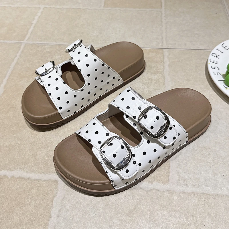 Retro Platform Slippers for Women's Outward Wear Summer New Round Toe Open Toe Studded One-line Buckle Flat Shoes
Retro Platform Slippers for Women's Outward Wear Summer New Round Toe Open Toe Studded One-line Buckle Flat Shoes