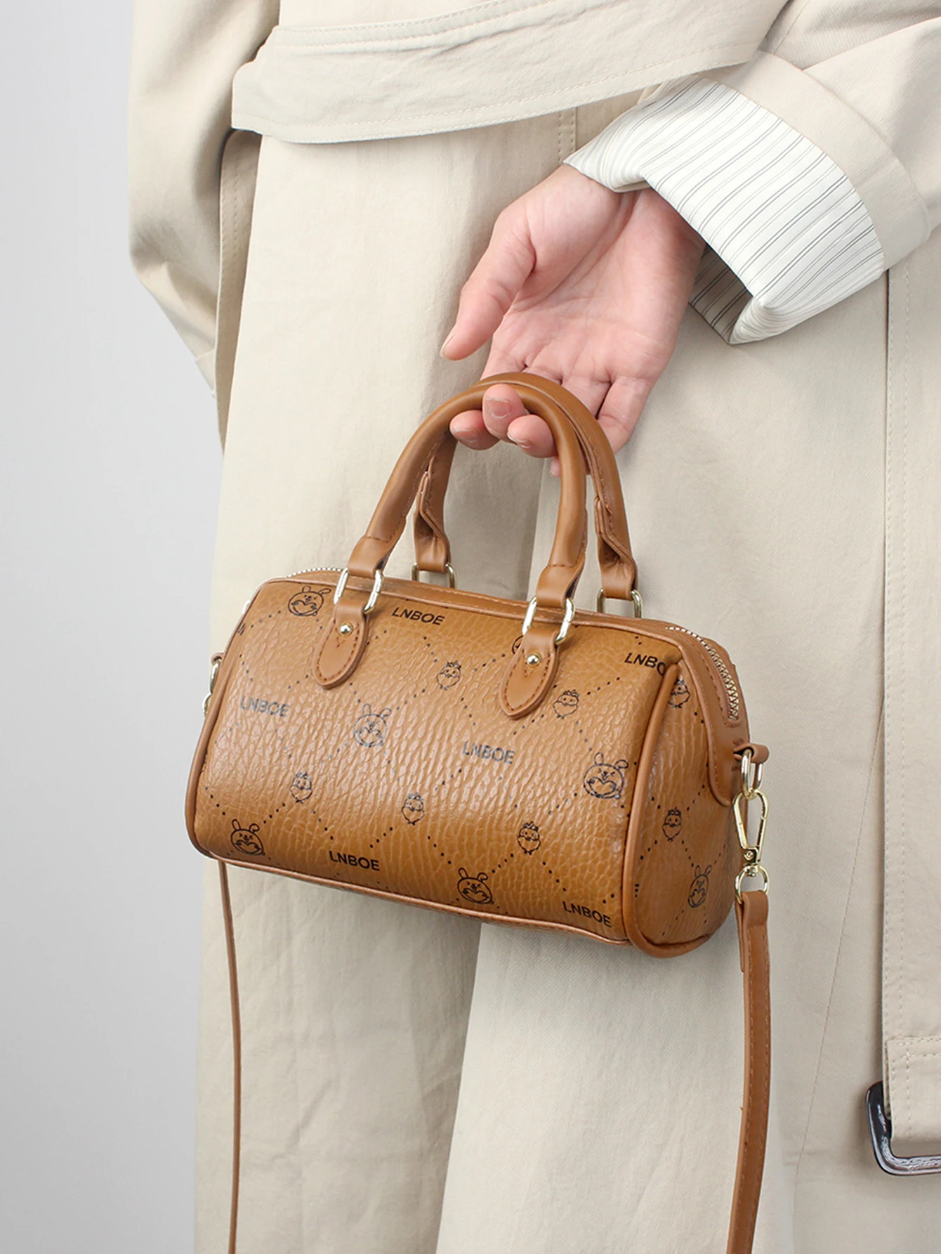 Сумка-подушка для женщин, новинка осени и зимы 202, мини-сумка через плечо Boston, универсальная нишевая текстурная сумка на плечо 3614YT
Сумка-подушка для женщин, новинка осени и зимы 202, мини-сумка через плечо Boston, универсальная нишевая текстурная сумка на плечо 3614YT