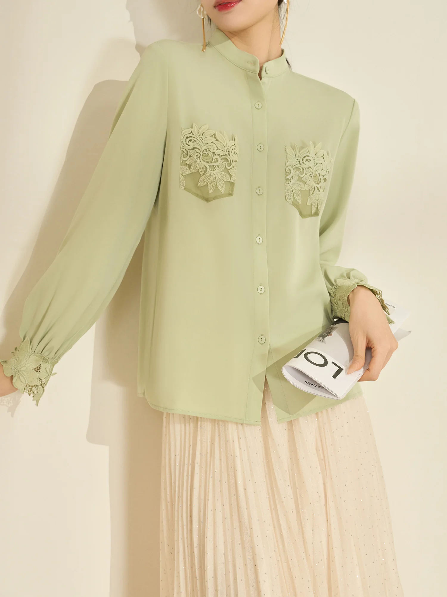 Весна 2026 Женская кружевная блузка с воротником-стойкой, свободного кроя, для многослойных образов, в стиле кэжуал
Весна 2026 Женская кружевная блузка с воротником-стойкой, свободного кроя, для многослойных образов, в стиле кэжуал