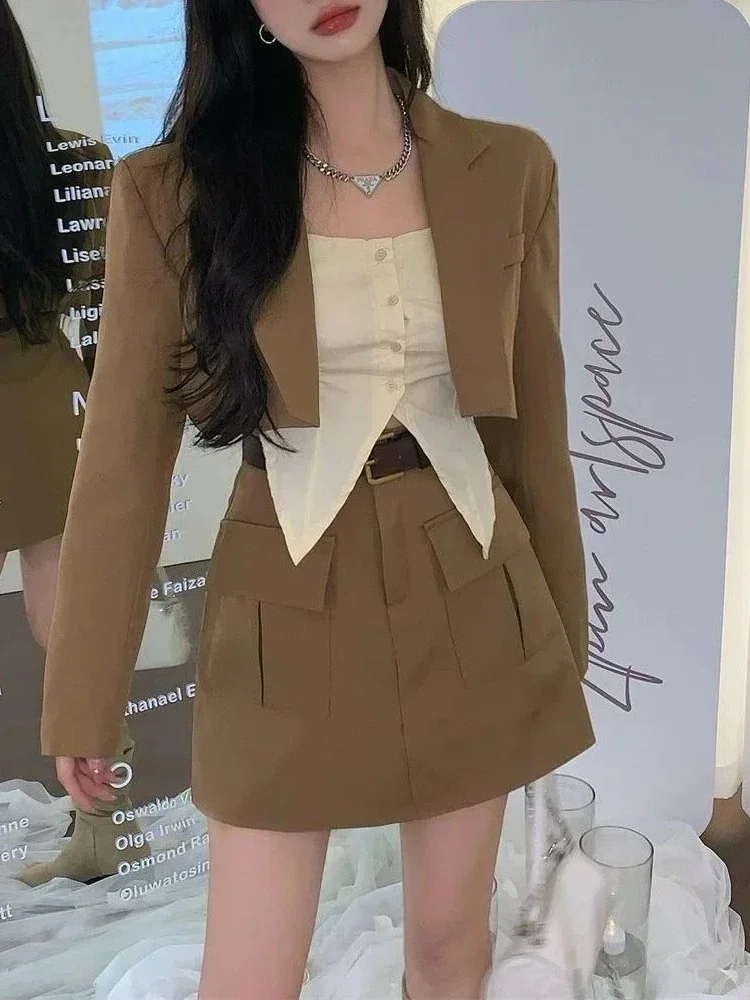 UNXX Autumn New Women Skirt Suits Blazer +Skirt+ Shirt 3 Pieces Set Female Uniform Brown Streetwear Students Office Lady Clothes
UNXX Autumn New Women Skirt Suits Blazer +Skirt+ Shirt 3 Pieces Set Female Uniform Brown Streetwear Students Office Lady Clothes