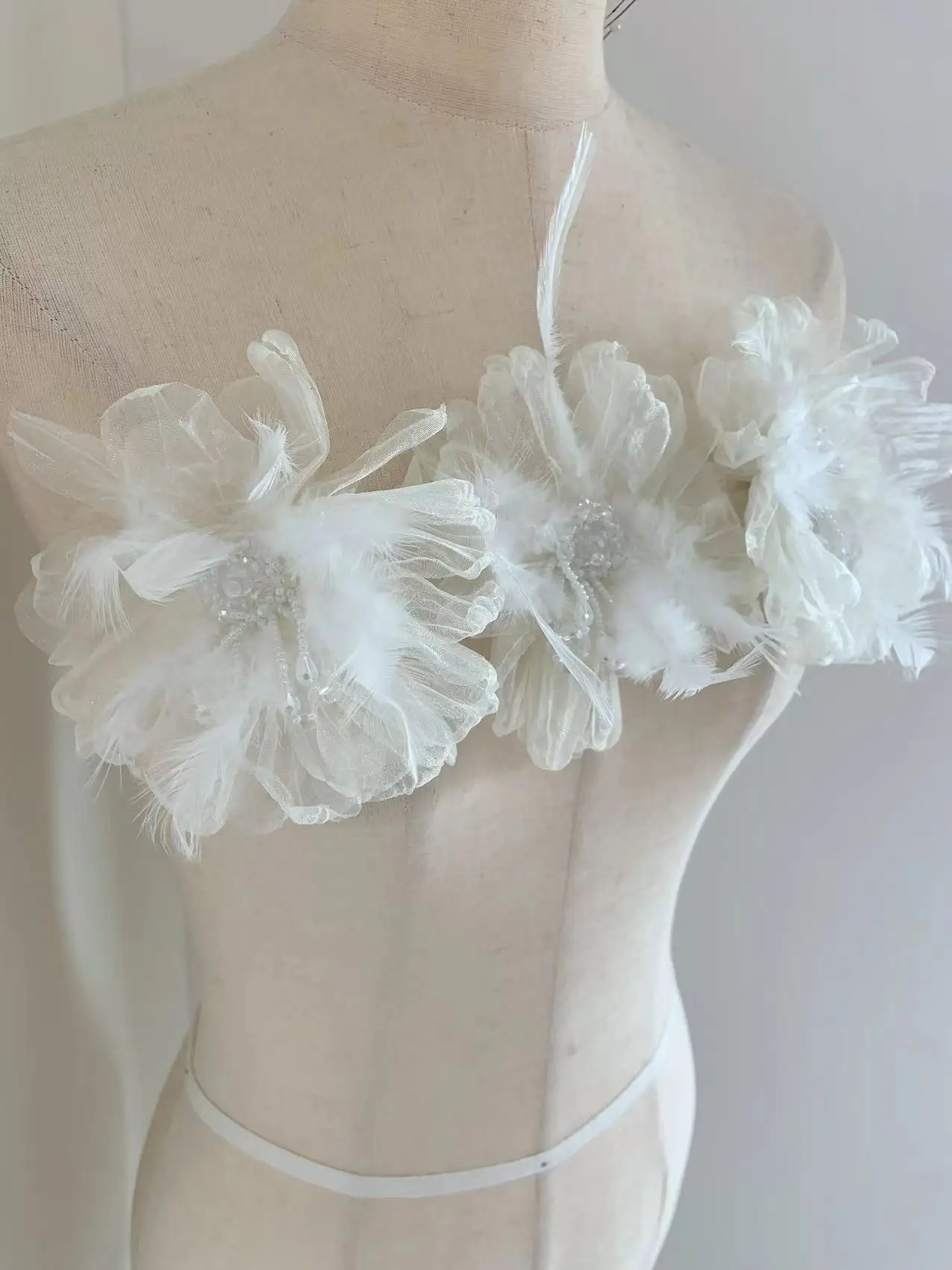 Off White Flower Patch Beaded Applique With Feather for Wedding Dress,Couture Headpiece Accessories,Dance Costume,Bags Decor
Off White Flower Patch Beaded Applique With Feather for Wedding Dress,Couture Headpiece Accessories,Dance Costume,Bags Decor
