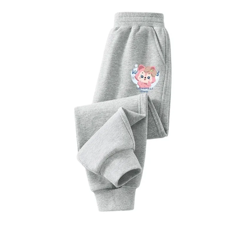 Детские брюки и повседневные брюки с простыми мультяшными узорами, модные спортивные штаны и универсальные брюки на все сезоны.
Детские брюки и повседневные брюки с простыми мультяшными узорами, модные спортивные штаны и универсальные брюки на все сезоны.