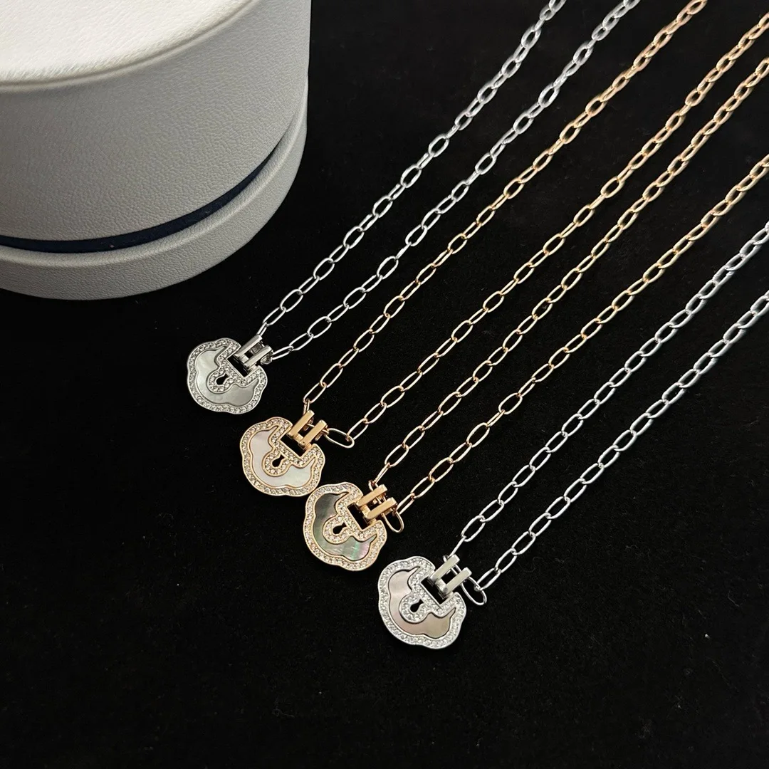 2025 New V Gold Qijia Ruyi Lock Necklace for Women, Auspicious Peace, Red Agate White Shell Pendant, Collarbone chain, Couple gi
2025 New V Gold Qijia Ruyi Lock Necklace for Women, Auspicious Peace, Red Agate White Shell Pendant, Collarbone chain, Couple gi